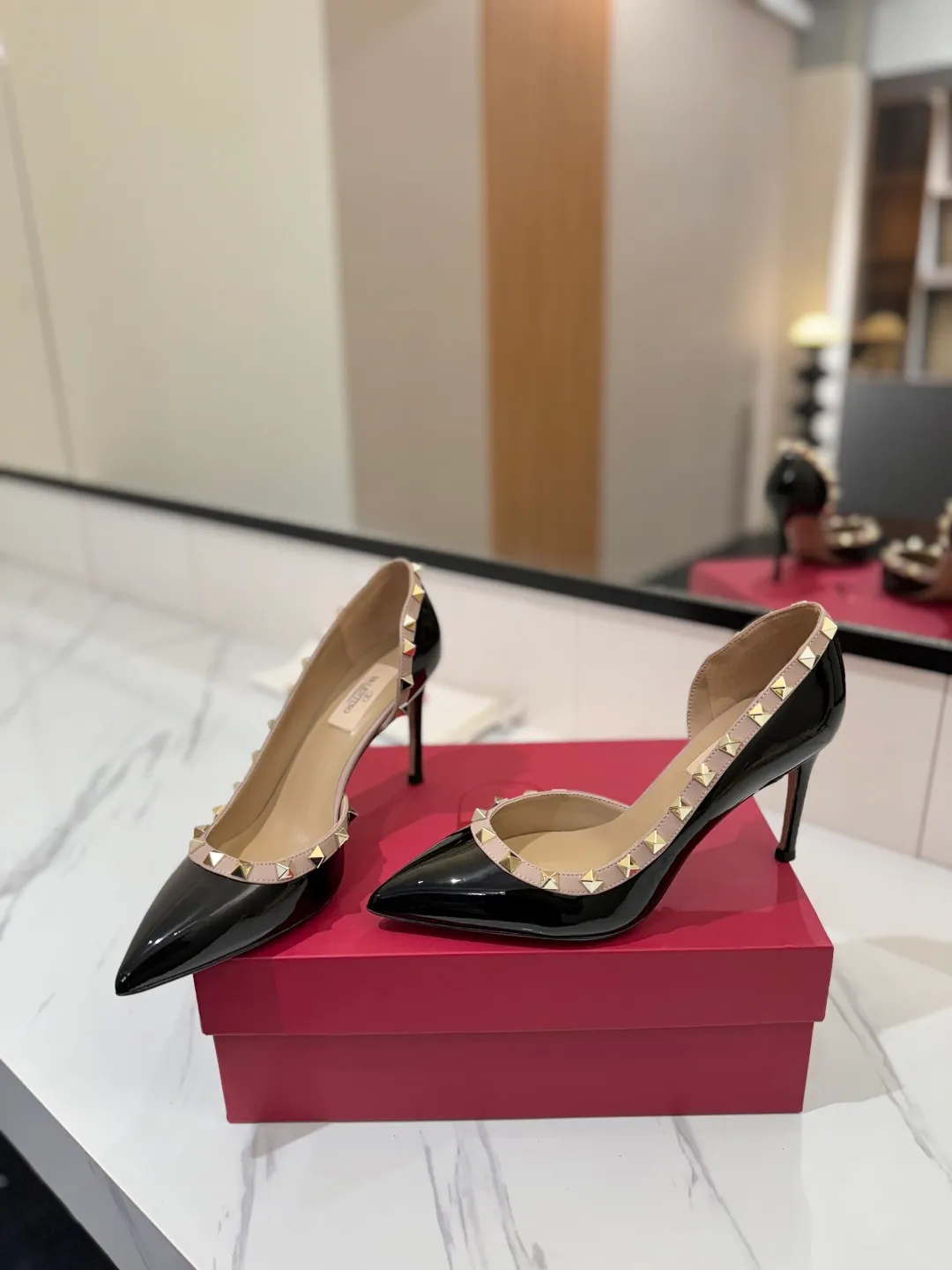 👟👟Ex-factory price 580👟👟 Valentino/Valentino rivet VT classic shoes, top replica! The side curves are perfect, the original molded custom-made rust-free rivets, and the textured hardware bring out a full sense of high-end, giving you a genuine foot feel! The first choice for high-end customers❤️ [Material] Upper: Original imported custom patent leather Lining: Original imported goatskin Outsole: Imported pearlescent leather outsole Heel height: 6.5CM Code number: 35-39 [34, 40, 41, 42 custom-made are not returnable]